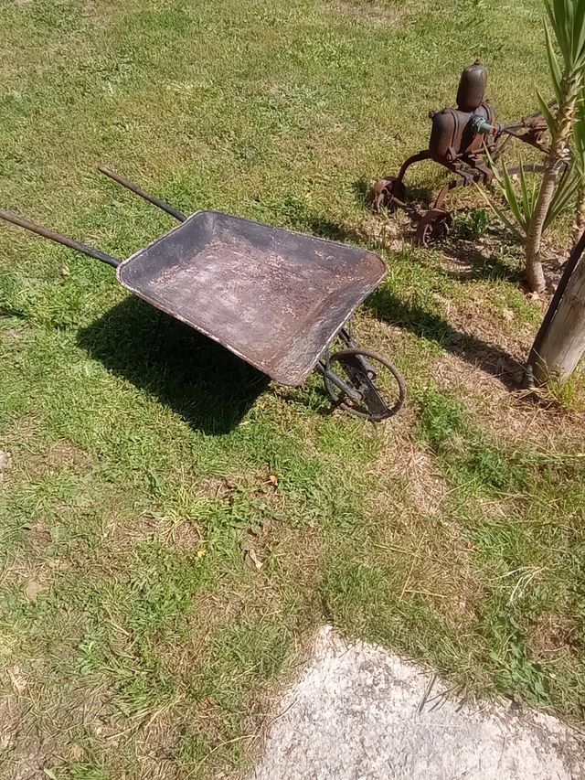 Bomba de agua y carrito muy antiguo