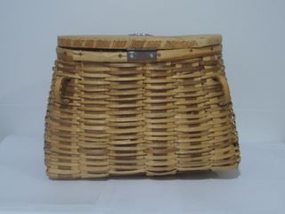 Caña de pescar y cesta de mimbre