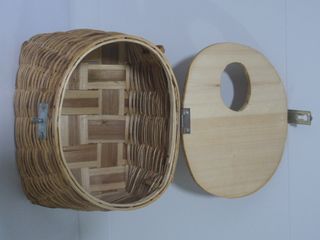 Caña de pescar y cesta de mimbre