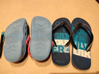2 pares de chancletas infantiles