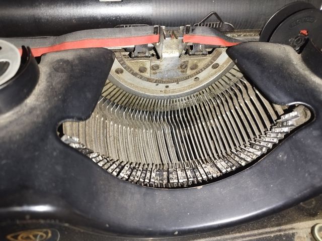 Macchina da scrivere Olivetti M40