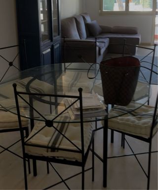 Mesa redonda hierro cristal y 6 sillas y cojines