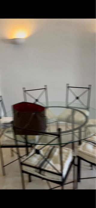 Mesa redonda hierro cristal y 6 sillas y cojines
