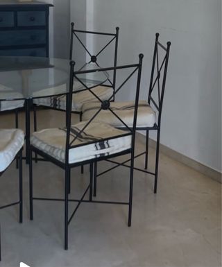 Mesa redonda hierro cristal y 6 sillas y cojines