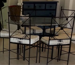 Mesa redonda hierro cristal y 6 sillas y cojines