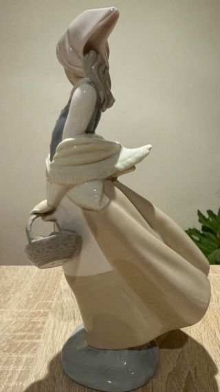 FIGURA PORCELANA NAO DE LLADRO JOVEN CESTO FLORES