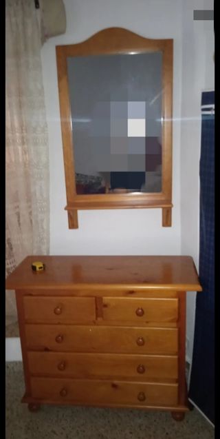 Cómoda y espejo. Madera de pino