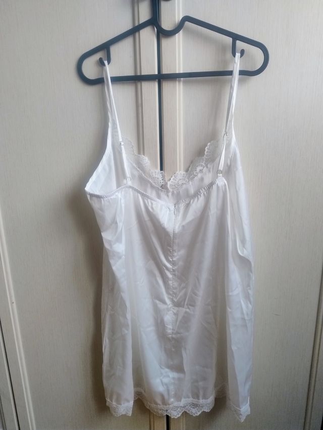 Vestaglia e vestitino preparazione sposa