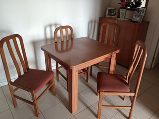 Mesa de comedor y 4 sillas 