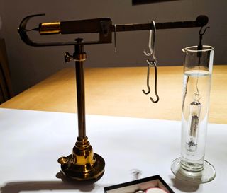 Antigua Balanza de Mohr medicion densidad liquidos