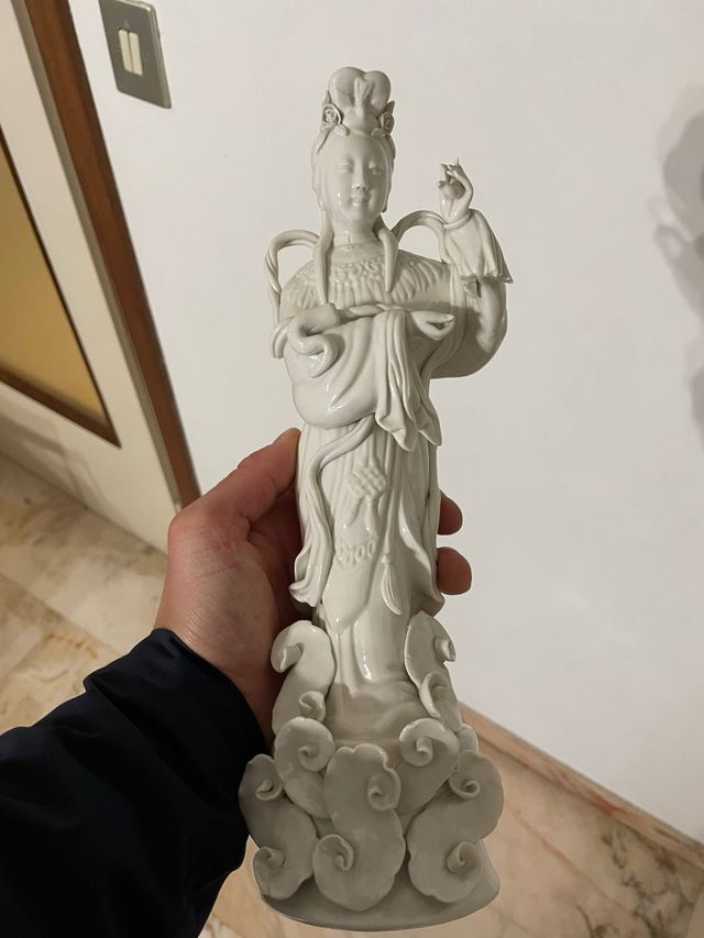 Statua in porcellana bianca Dea Kuan Yin