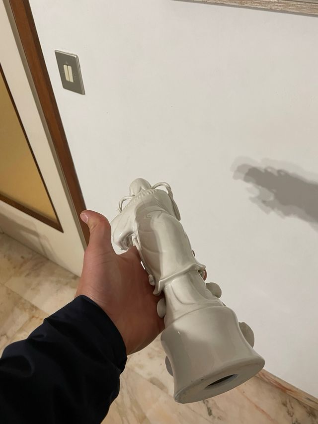 Statua in porcellana bianca Dea Kuan Yin