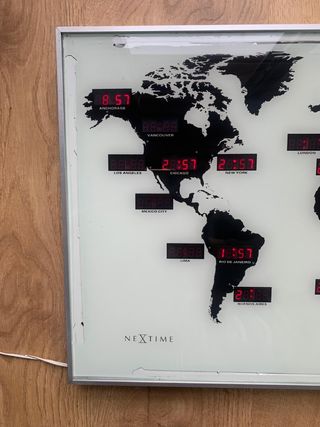 Mapa del mundo con horario luminoso.