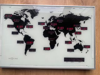 Mapa del mundo con horario luminoso.