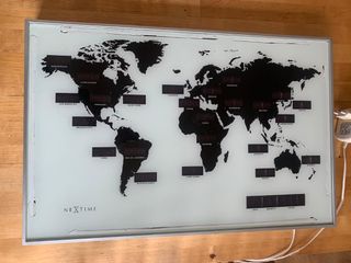 Mapa del mundo con horario luminoso.