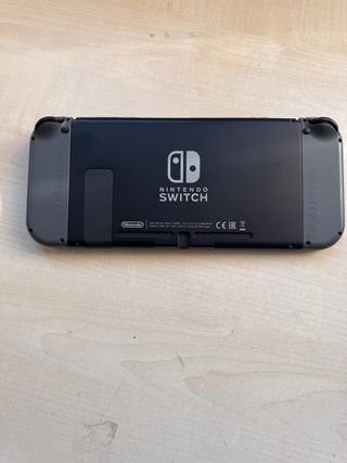 Nintendo Switch con accesorios + juego Doom
