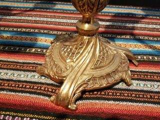 Candelabros de bronce y regalo.