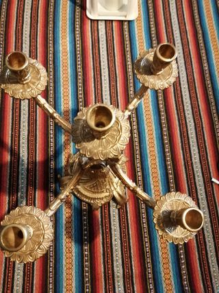 Candelabros de bronce y regalo.