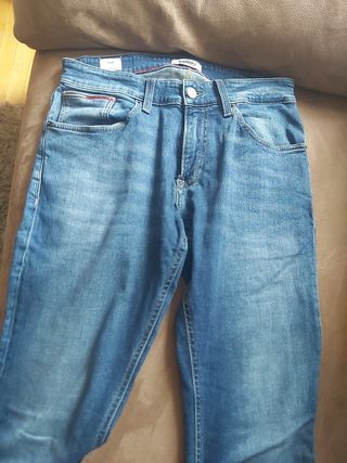Se vende pantalón vaquero Tommy Jeans