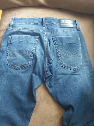 Se vende pantalón vaquero Tommy Jeans