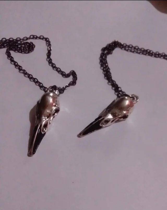 Colgante cabeza de cuervo amuleto