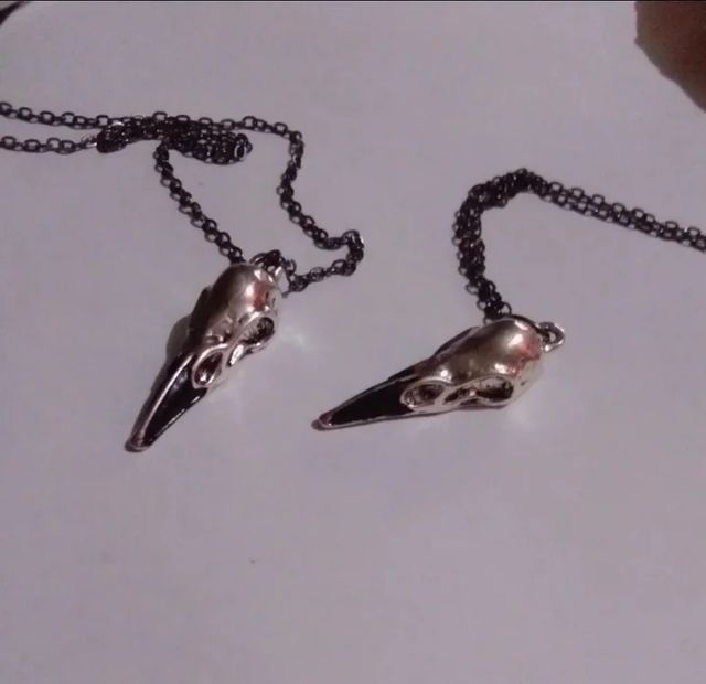 Colgante cabeza de cuervo amuleto