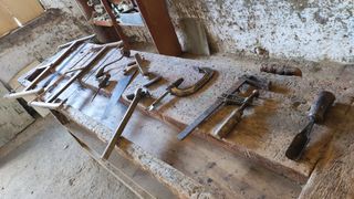 Banco de carpintero antiguo con herramie