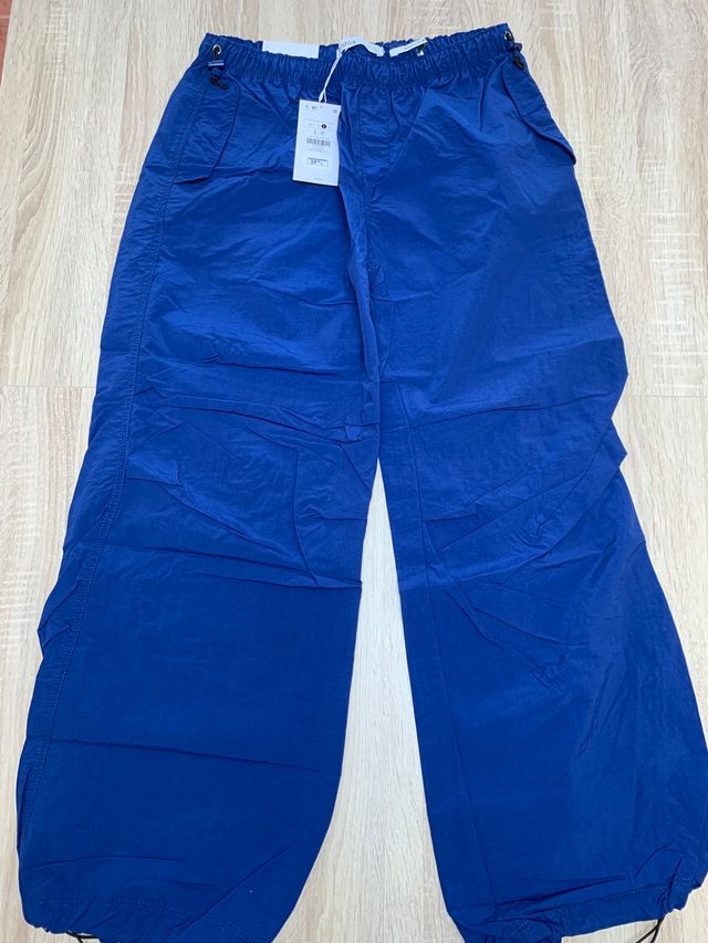 Parachute Bershka cargo azul marino (T. L)