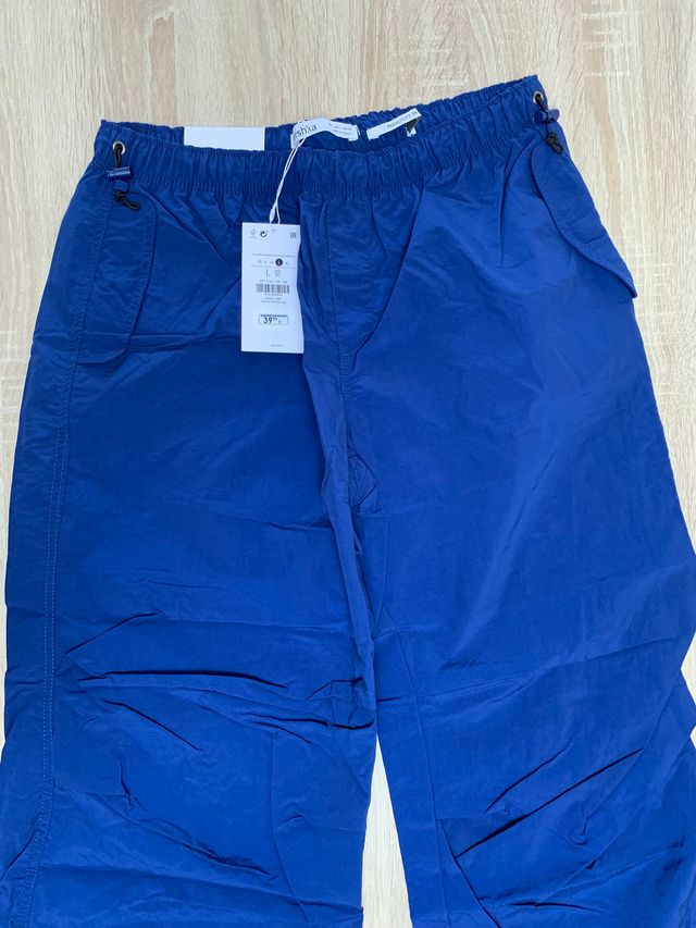 Parachute Bershka cargo azul marino (T. L)