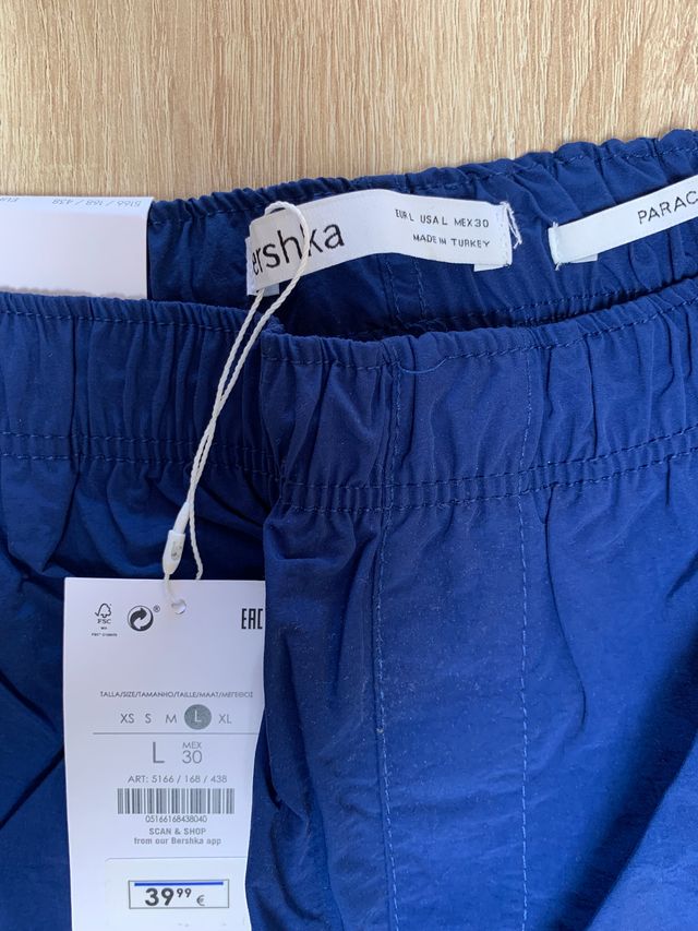 Parachute Bershka cargo azul marino (T. L)