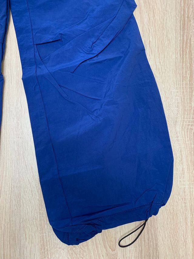 Parachute Bershka cargo azul marino (T. L)