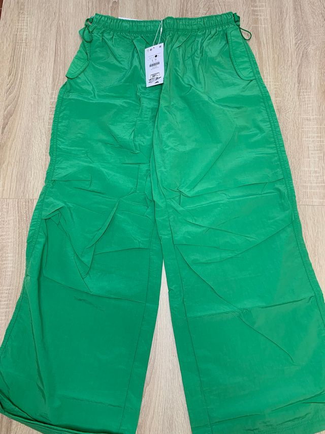 Parachute cargo Bershka verde (T. L)