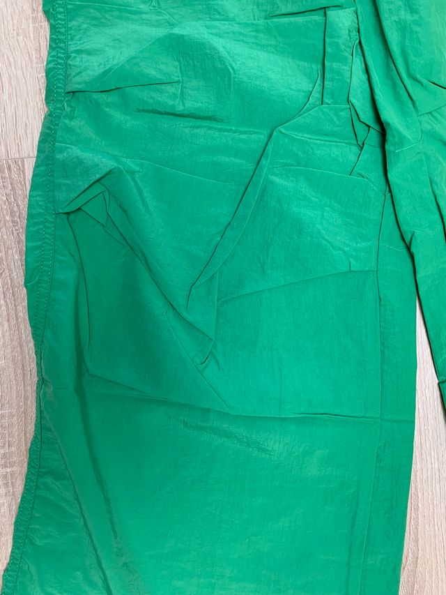 Parachute cargo Bershka verde (T. L)