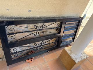 Puerta metálica exterior negra