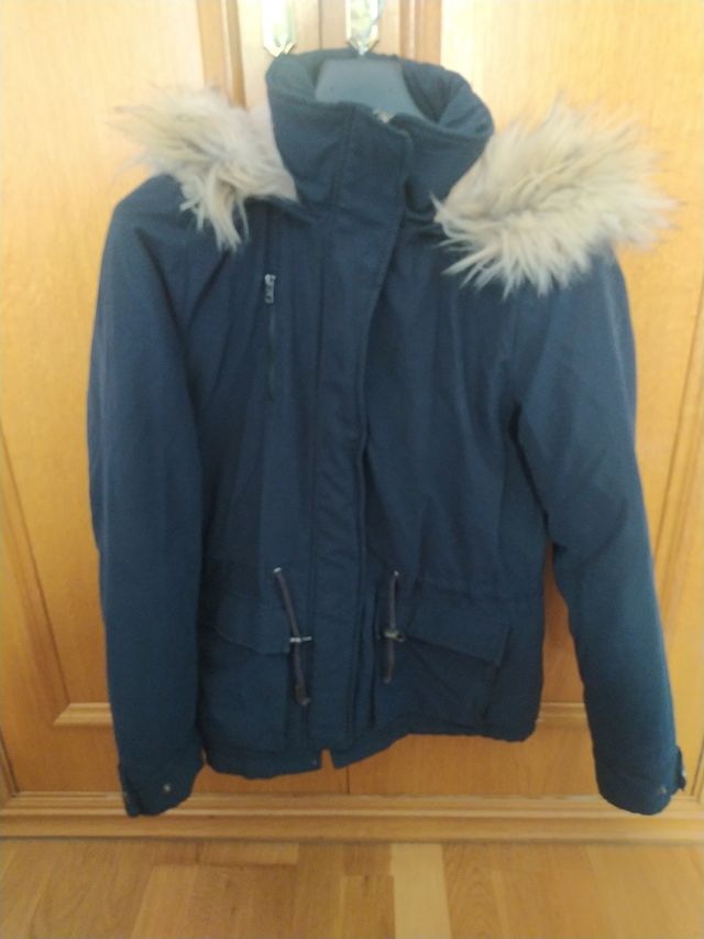 Parka corta azul chica.
