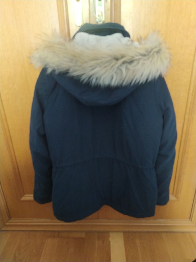 Parka corta azul chica.