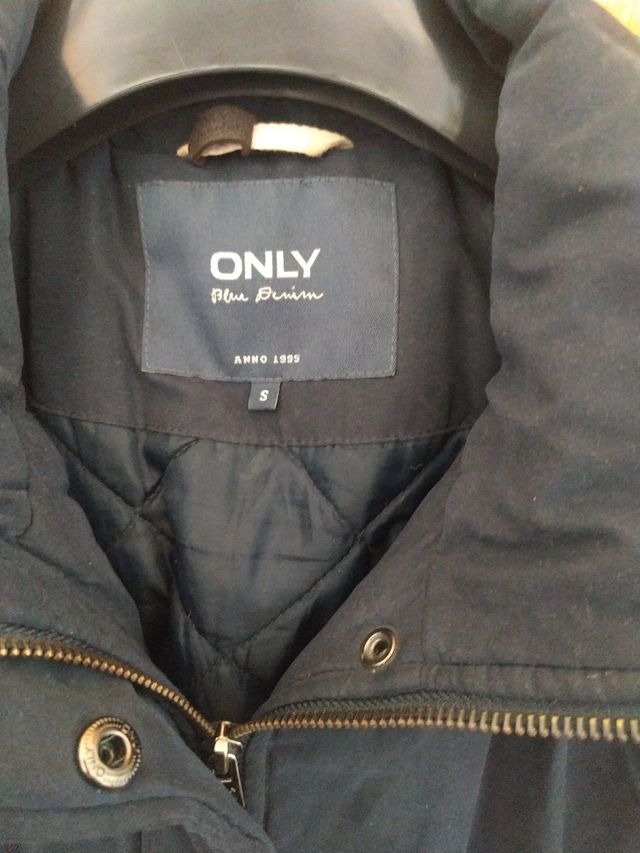 Parka corta azul chica.