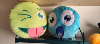 2 Peluches Emojis: Cara Feliz y Cara Sorprendida.