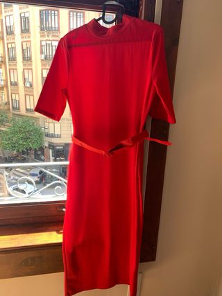 Vestido rojo ajustado con cinturon