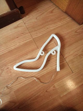 Luz neón zapato tacón alto