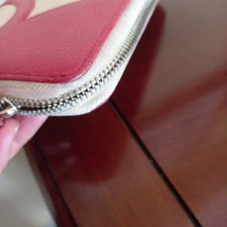 Cartera de piel roja de Purificación García Gar