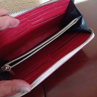 Cartera de piel roja de Purificación García Gar