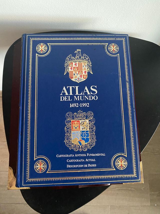 Atlas del mundo 1492-1992 y atril de madera