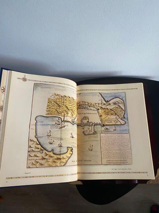 Atlas del mundo 1492-1992 y atril de madera