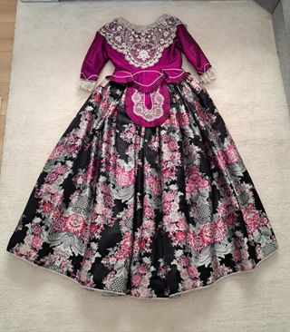 Traje de fallera completo, cuerpo extra y zapatos.