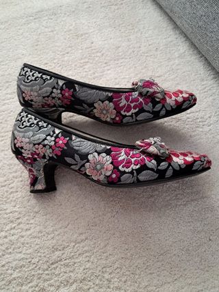 Traje de fallera completo, cuerpo extra y zapatos.
