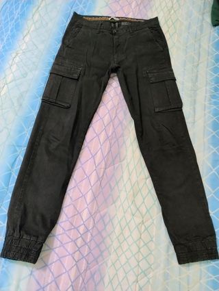 Pantaloni neri, The other face