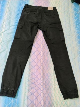 Pantaloni neri, The other face