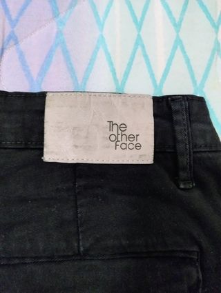 Pantaloni neri, The other face