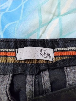 Pantaloni neri, The other face